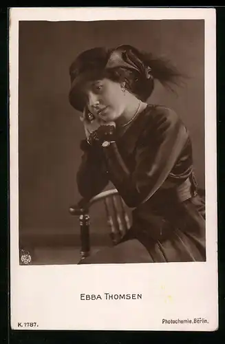 AK Schauspielerin Ebba Thomsen im schwarzen Kleid mit Hut
