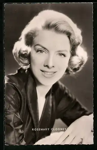 AK Schauspielerin Rosemary Clooney lächelnd in Kamera blickend