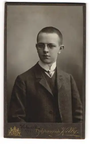 Fotografie Kolby, Chemnitz, Friedrich Auguststrasse 9, Jüngling mit Bürstenschnitt und Zwicker