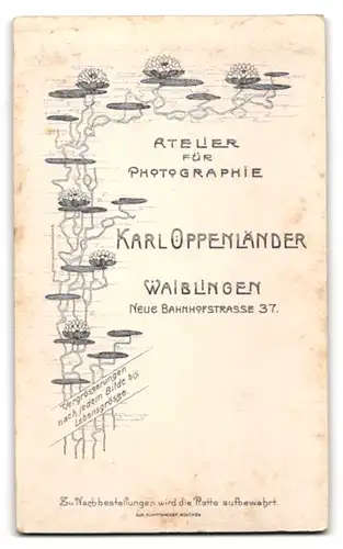 Fotografie Karl Oppenländer, Waiblingen, Neue Bahnhofstrasse 37, Dame mit Kragenbrosche und Puffärmeln