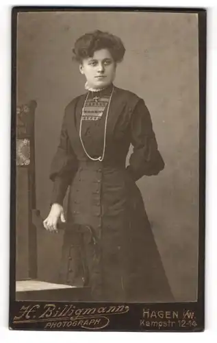 Fotografie H. Billigmann, Hagen i. W., Kampstrasse 12-14, Elegante Dame im taillierten Kleid mit Halskette