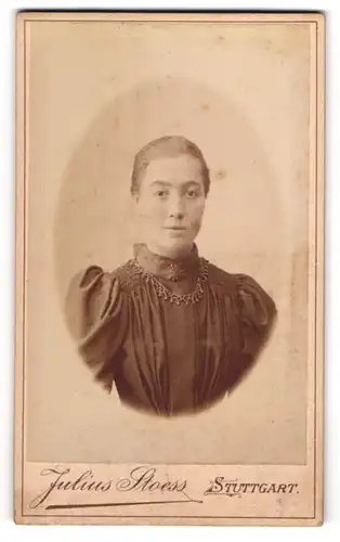 Fotografie Julius Stoess, Stuttgart, Junge Dame mit Brosche, Halskette und Puffärmeln