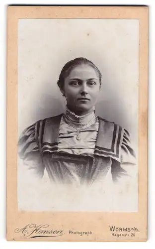 Fotografie A. Hansen, Worms a. Rh., Hagenstrasse 26, Junge Dame mit Halskette und Spitzenkragen