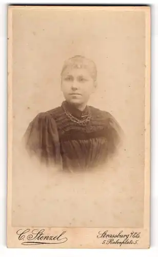 Fotografie C. Stenzel, Strassburg, Rabenplatz 5, Blonde junge Dame mit Stirnlocken und Puffärmeln