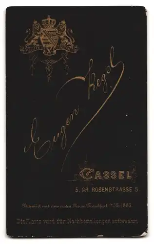 Fotografie Eugen Kegel, Cassel, Gr. Rosenstrasse 5, Junge Dame mit Duttfrisur und grossem Medaillon