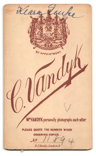 Fotografie Vandyk, London, Queens Gate, Gloucester Road 125, Junge Dame mit Medaillon im Sonntagskleid