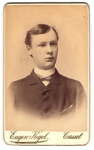 Fotografie Eugen Kegel, Cassel, Gr. Rosenstrasse 5, Junger Mann mit Seitenscheitel und Fliege