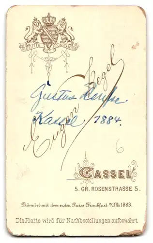 Fotografie Eugen Kegel, Cassel, Gr. Rosenstrasse 5, Junger Mann mit Seitenscheitel und Fliege