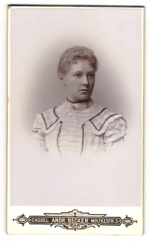 Fotografie Andr. Becker, Cassel, Moltkestrasse 3, Blonde junge Dame im hellen Rüschenkleid