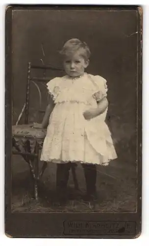 Fotografie Wilh. Klanneitz Jr., Dorsten i. W., Kleines Kind im Sonntagskleidchen