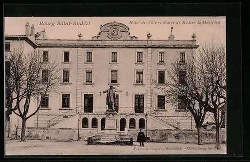AK Bourg Saint-Andéol, Hotel-de-Ville et Statue de Madier de Montjaud