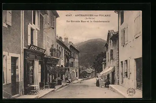 AK Antraigues-sur-Volane, La Grande Rue et la Gendarmerie