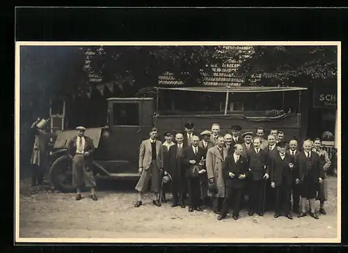 Foto-AK Menschengruppe vor einem Lastkraftwagen