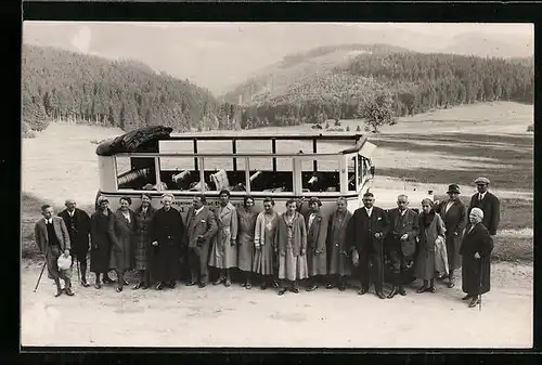 Foto-AK Reisegruppe vor ihrem Bus