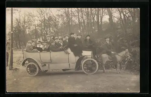 Foto-AK Reisegruppe im Kleinbus mit vorgespanntem Esel