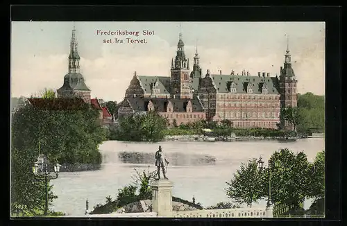 AK Frederiksborg, Frederiksbiorg Slot set fra Torvet