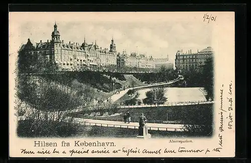 AK Kopenhagen, Aborreparken mit Denkmal, Spaziergängern und Blick auf Häuserzeile
