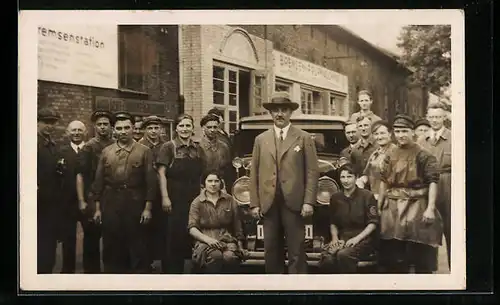 Foto-AK Mitarbeiter einer Werkstatt mit Auto