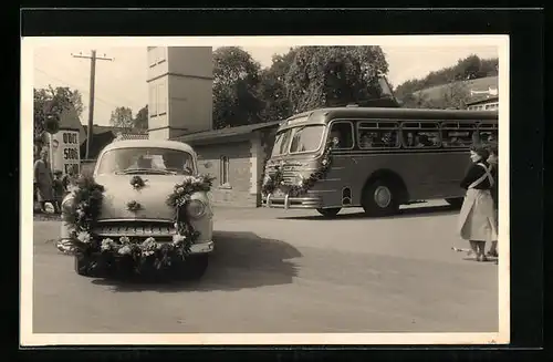 Foto-AK Geschmücktes Opel Auto und Bus