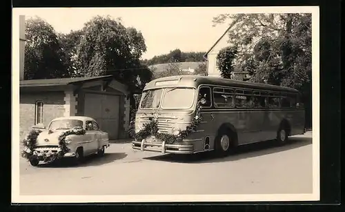 Foto-AK Geschmücktes Opel Auto und Bus, Sonderfahrt