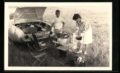 Foto-AK Mutter und Sohn beim Camping, Auto