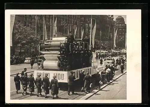 AK Tschechien, Strassenparade mit Druckermaschine, 70 Let Cs. Socialni Demokracie 1878-1948, 50 Let Prava Lidu 1897-1947