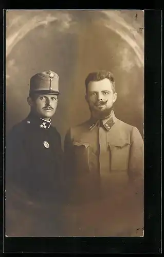 Foto-AK Zwei österreichische Soldaten in Uniform