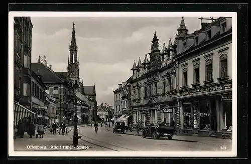 AK Offenburg, Strasse mit Kirche und Geschäften