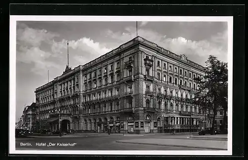 AK Berlin, Hotel Der Kaiserhof, Strassenansicht mit Automobilen