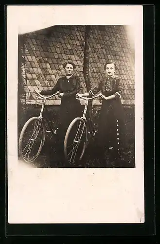 AK Zwei junge Damen mit ihren Fahrrädern