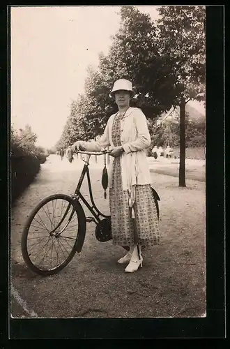 AK Behütete Dame mit Fahrrad