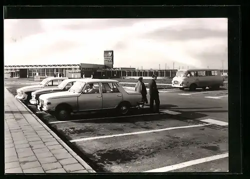 AK Wilsdruff, Autos und Transporter auf dem Parkplatz der Raststätte