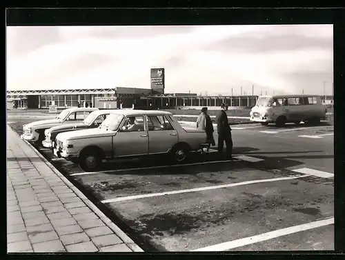 AK Wilsdruff, Autos und Transporter auf dem Parkplatz der Raststätte