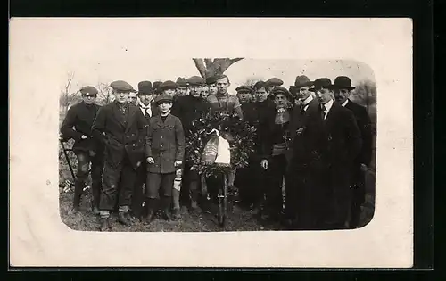 Foto-AK Radrennsieger mit seinen Kumpels, Radsport