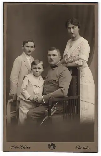 Fotografie Atelier Stoklas, Pardubice, Kralovska trida, K.u.K. Soldat in Uniform mit seiner Familie