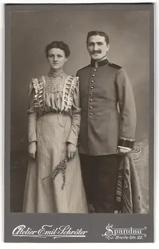 Fotografie Atelier Emil Schröter, Berlin-Spandau, Breite-Strasse 32, Garde-Uffz. in Uniform mit seiner Gattin