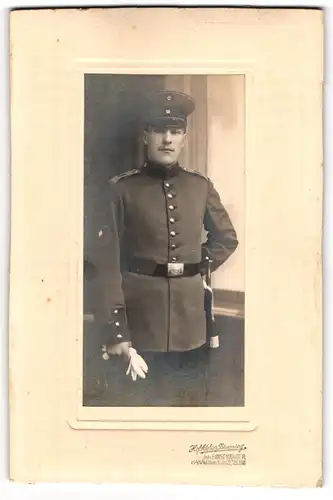 Fotografie Hof-Atelier Breuning, Hanau, Bleichstrasse 9, Soldat in Uniform mit Bajonett und Portepee, IR 88