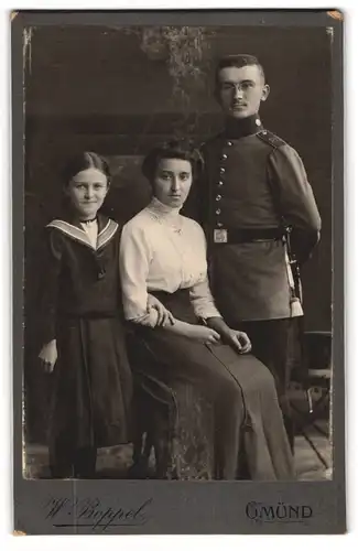 Fotografie W. Boppel, Gmünd, Einjährig-Freiwilliger Soldat mit Bajonett und Portepee nebst seinen Schwestern
