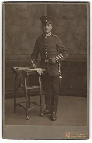 Fotografie C. Dietermann, Siegen, Sandstrasse 8, Gardesoldat in Uniform mit Bajonett und Portepee