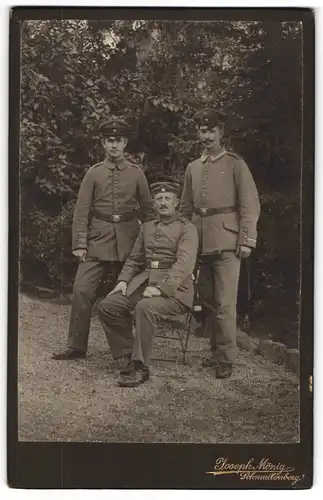 Fotografie Joseph Mönig, Schmallenberg, Ein Uffz. und zwei Mannschaften in Feldgrau mit Bajonett