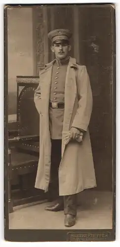 Fotografie Albert Pfeiffer, Ulm a.D., König Wilhelm-Strasse1, Unteroffizier in Uniform mit Mantel