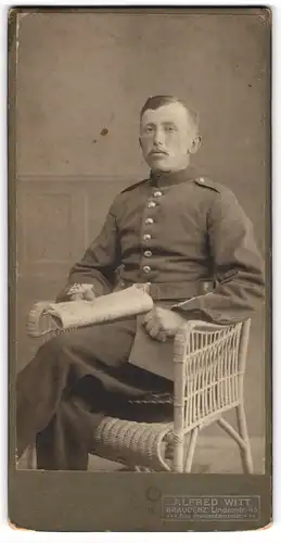 Fotografie Alfred Witt, Graudenz, Lindenstrasse45, Soldat in Uniform im Korbstuhl sitzend