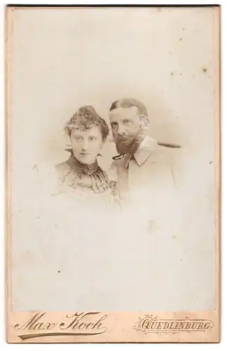Fotografie Max Koch, Quedlinburg, Soldat mit Vollbart mit seiner Gattin