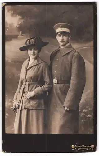 Fotografie Ludwig Mertens, Rendsburg, Junger Soldat im Trenchcoat des IR 104 mit seinem Fräulein