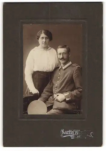 Fotografie Martin Herzfelde, Dresden, Gardesoldat in Feldgrau mit seiner Frau
