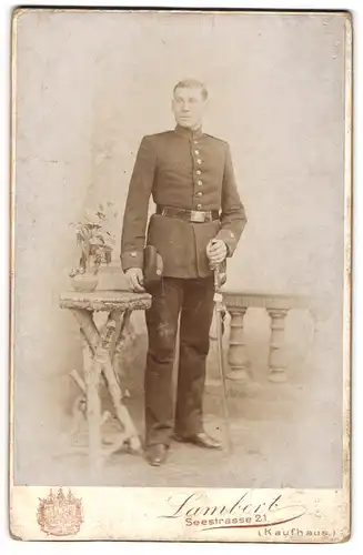 Fotografie Lambert, Dresden, Seestrasse 21, Junger Soldat in Uniform mit Säbel