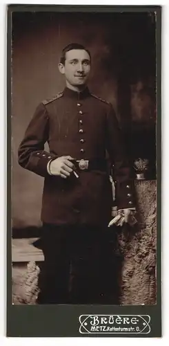 Fotografie Brüère, Metz, Rattenturmstrasse 8, Junger Soldat mit Schnauzbart in Uniform mit Portepee