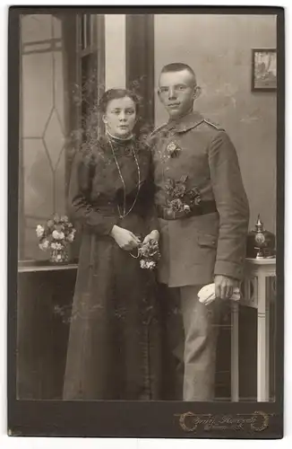 Fotografie Emil Roitsch, Eibau i. S., Junger Soldat in Feldgrau mit seiner Liebsten