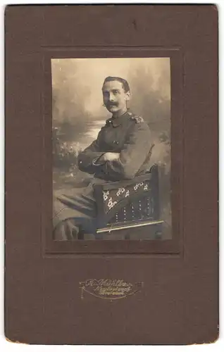 Fotografie K. Mühlbauer, Neubraisach, Soldat mit buschigem Schnauzer in Feldgrau, Regt. 5