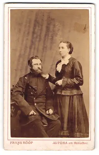 Fotografie Franz Kööp, Altona, Soldat Peter Johannsen in Uniform nebst seiner Frau Margarete